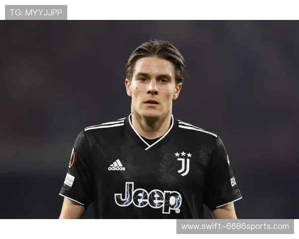 为何一些足球明星手臂看起来更细？深度解析运动员体型与训练的关系